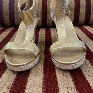 NWOT Michael Kors gold wedge with MK gold detail, and gold zipper Woven heel 8